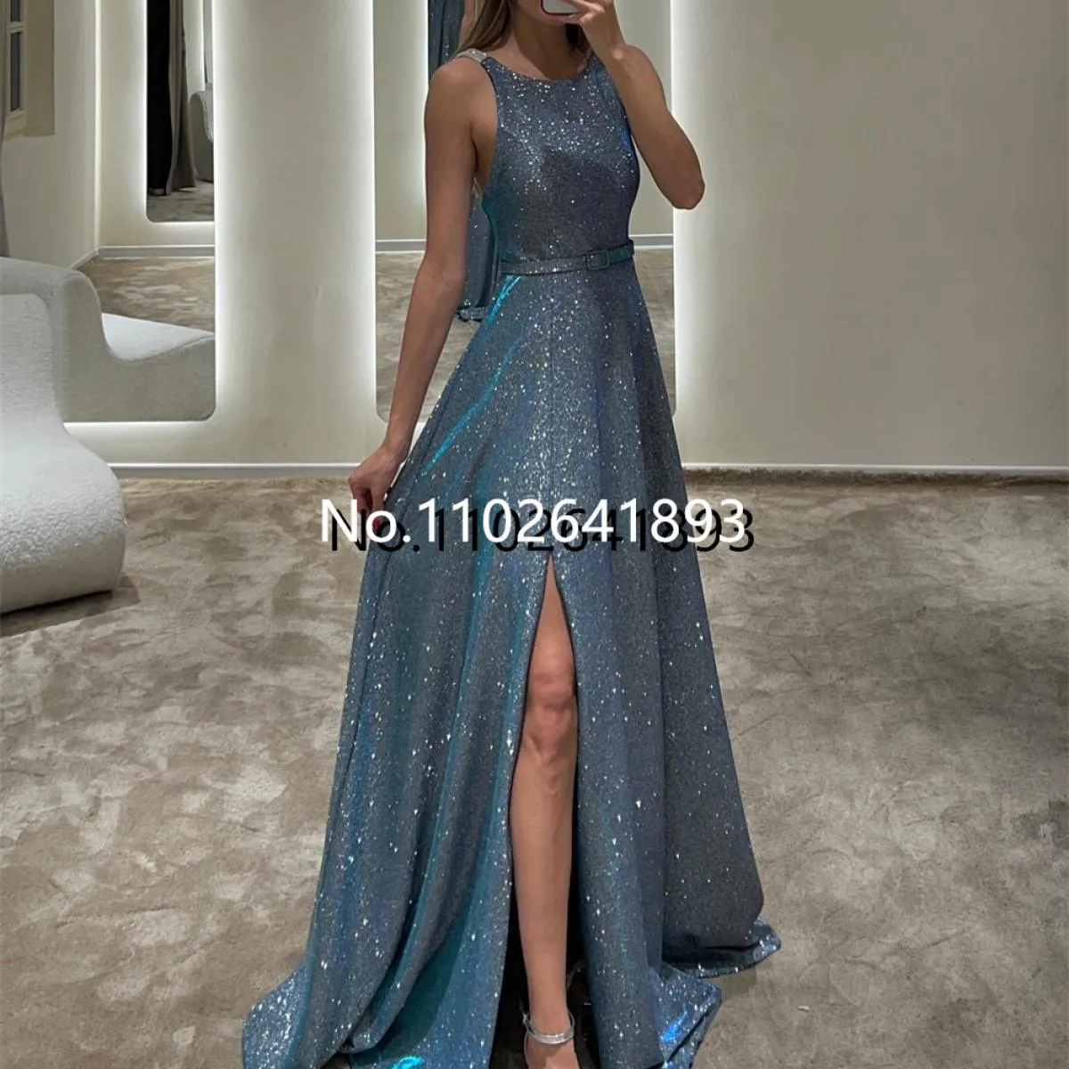 Abiti da sera formali scintillanti con scollo a O. Abito da ballo senza spalline con spacco laterale lucido e spalline glitterat