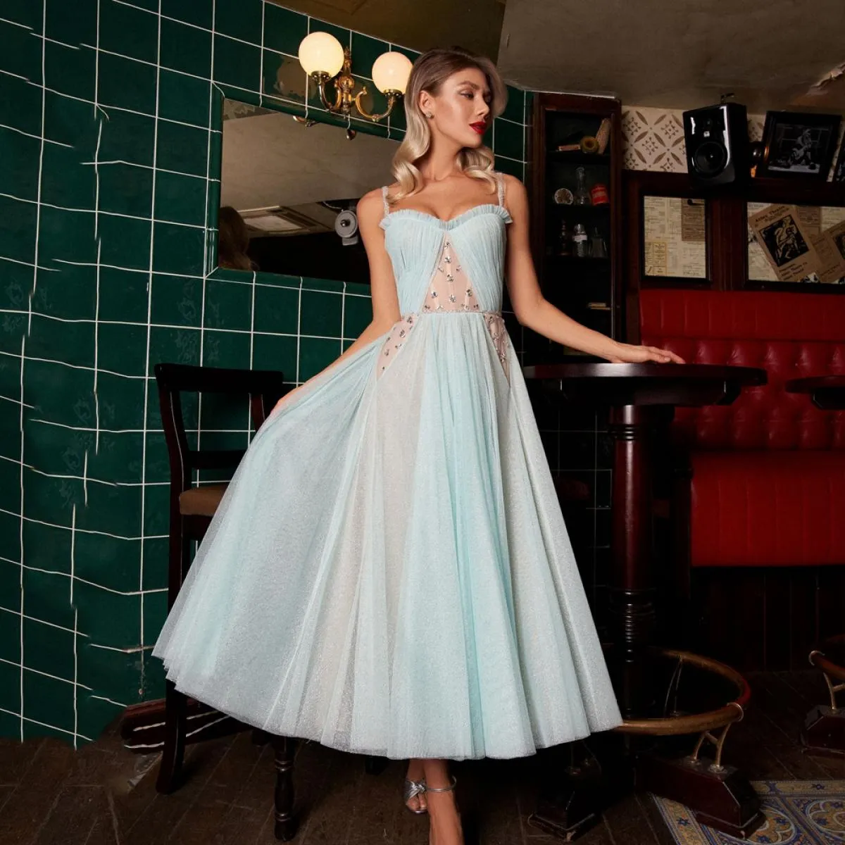 Abiti da sera in tulle Collo a cuore senza maniche Abito da ballo con paillettes Spalline a trapezio Abiti da festa Lunghezza tè