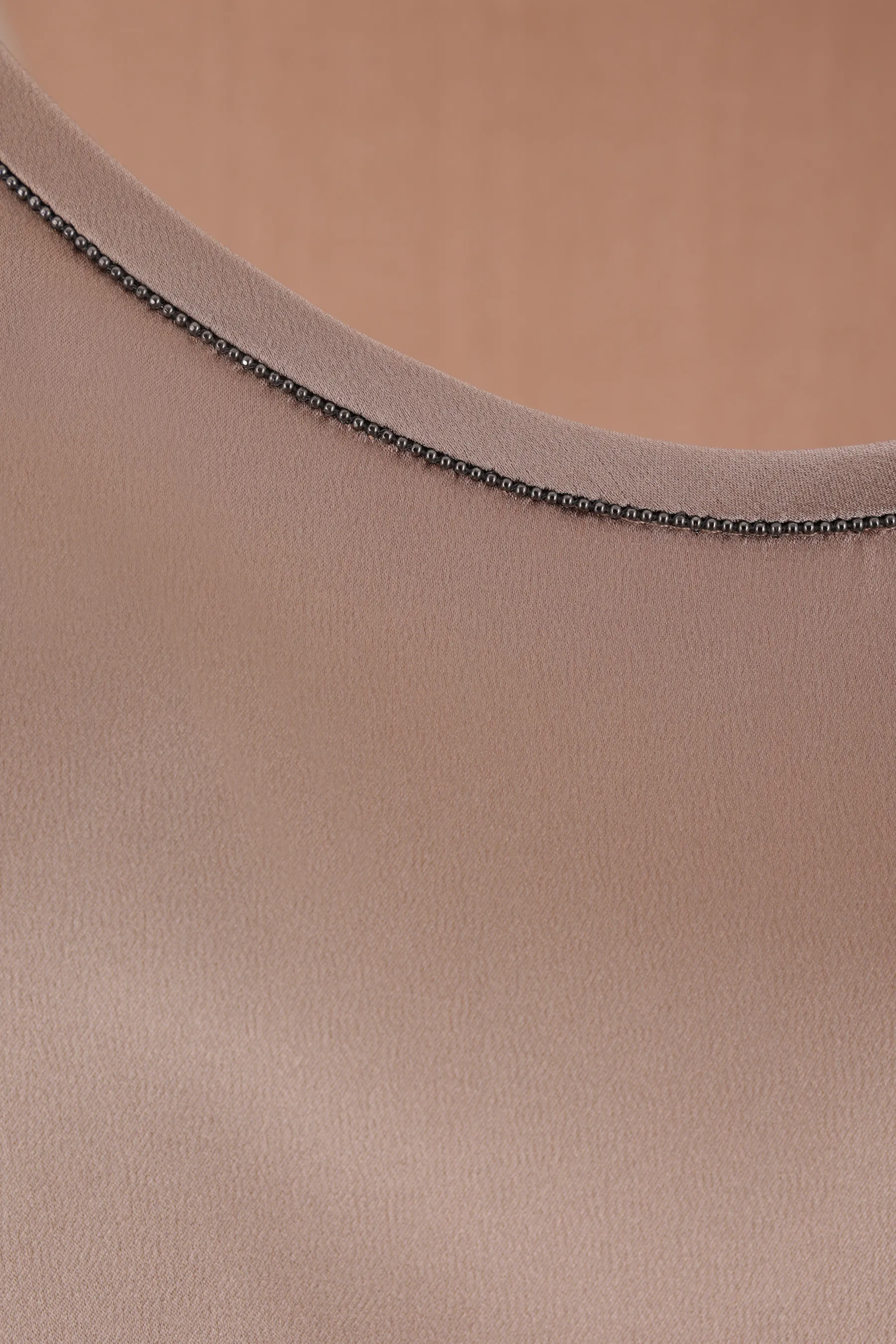 BRUNELLO CUCINELLI top smanicato in raso stretch con dettaglio monile
