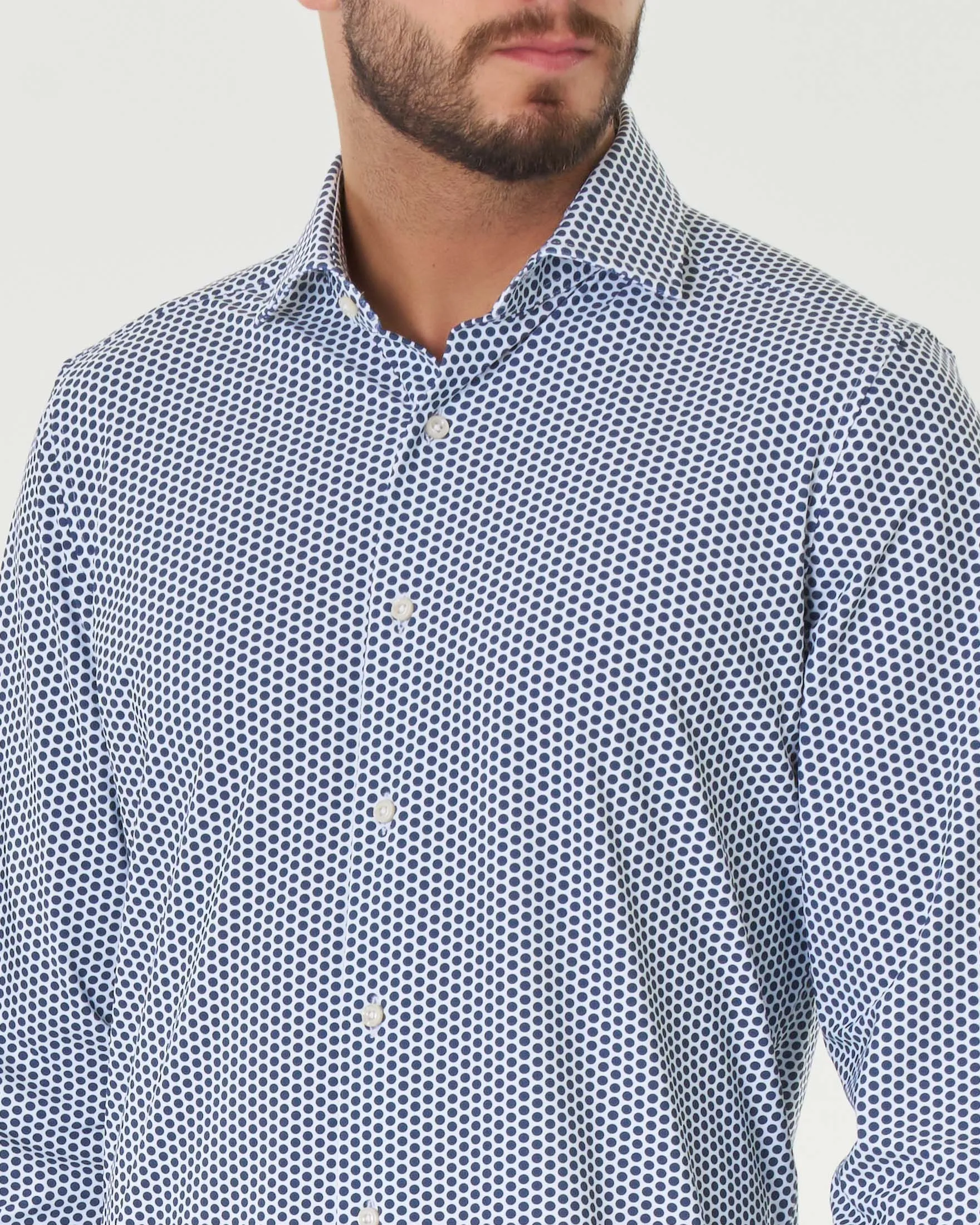 Camicia bianca a pois blu in tessuto tecnico hyper comfort