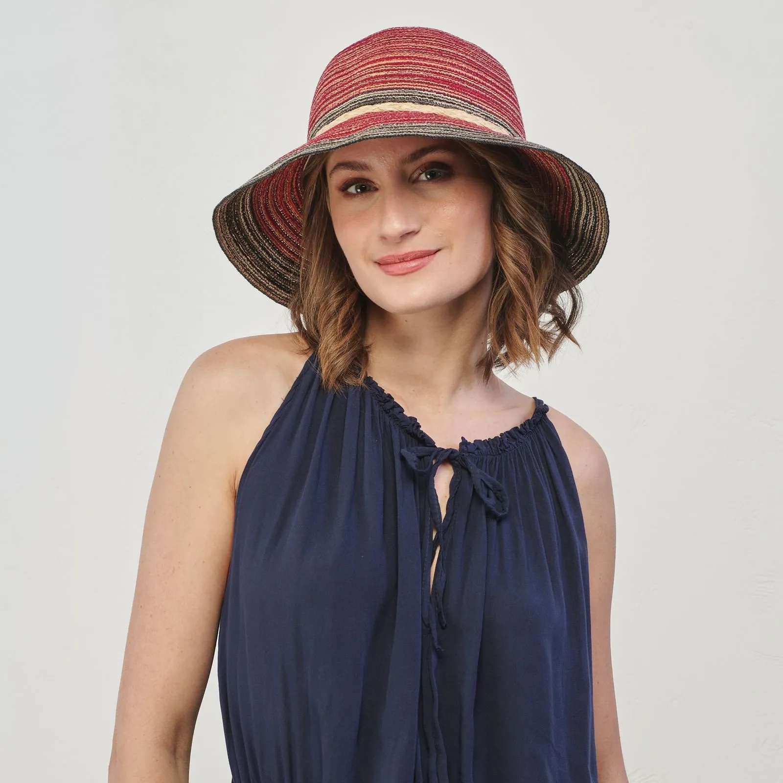 Cappello estivo rosso in paglia con falda larga e fiocco