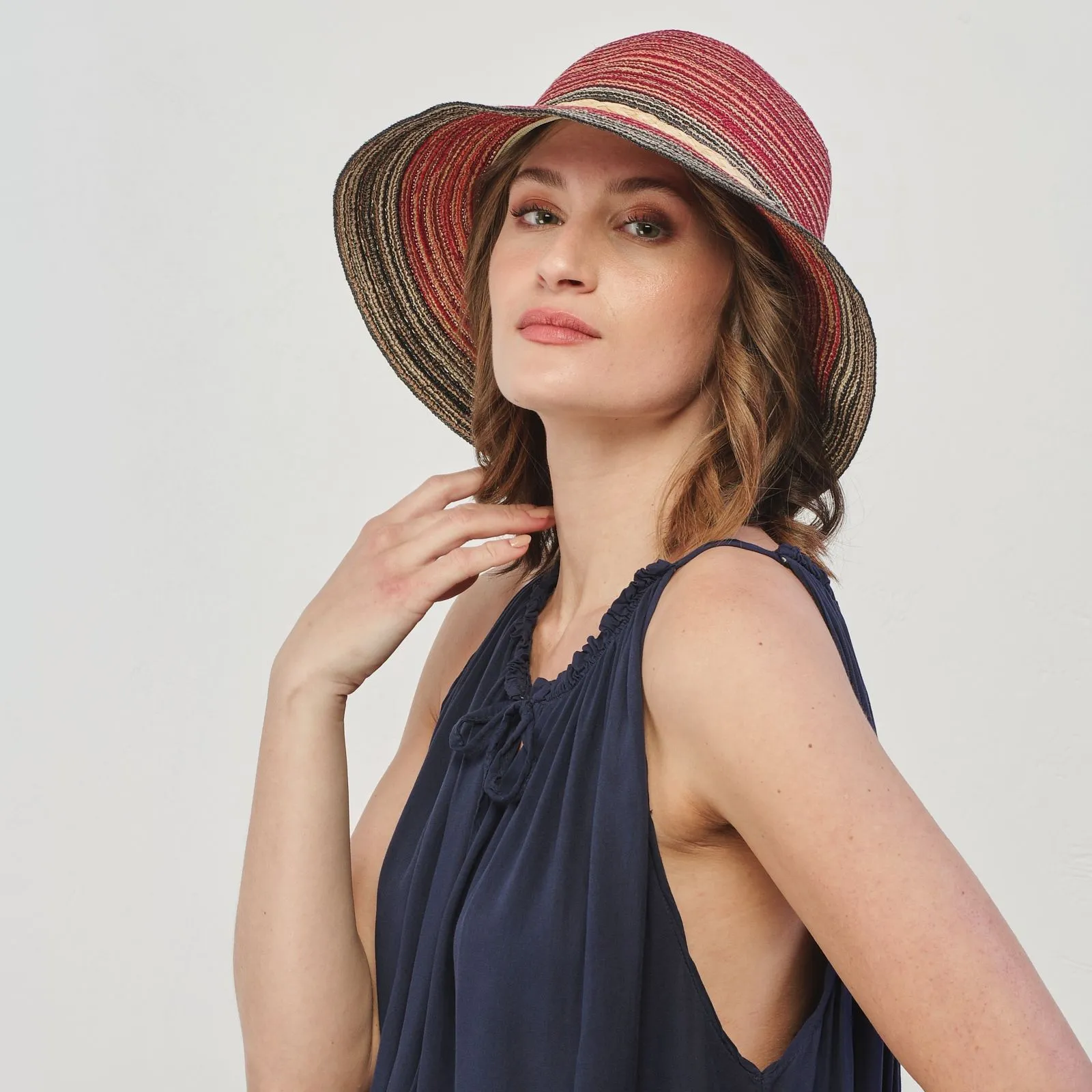 Cappello estivo rosso in paglia con falda larga e fiocco