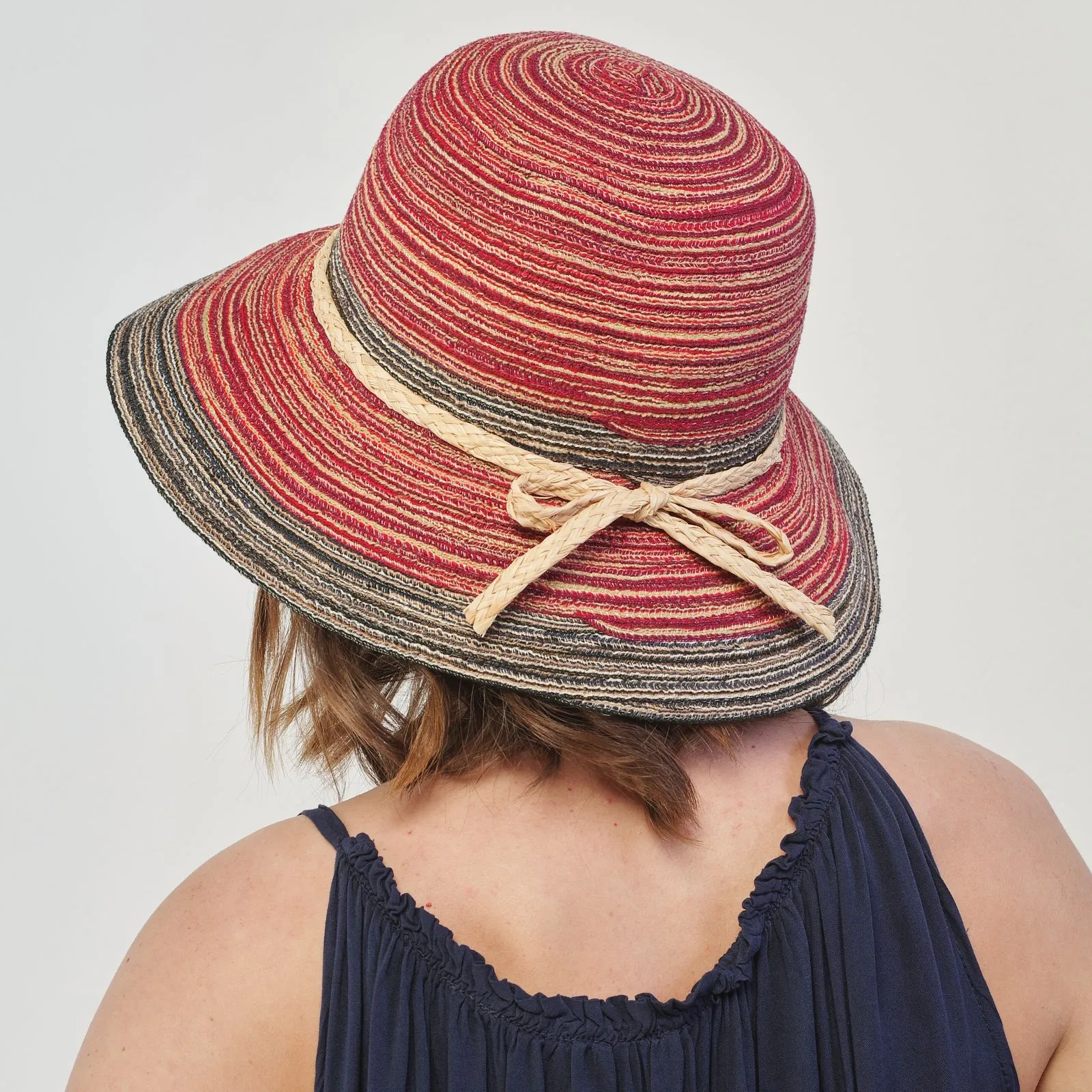 Cappello estivo rosso in paglia con falda larga e fiocco