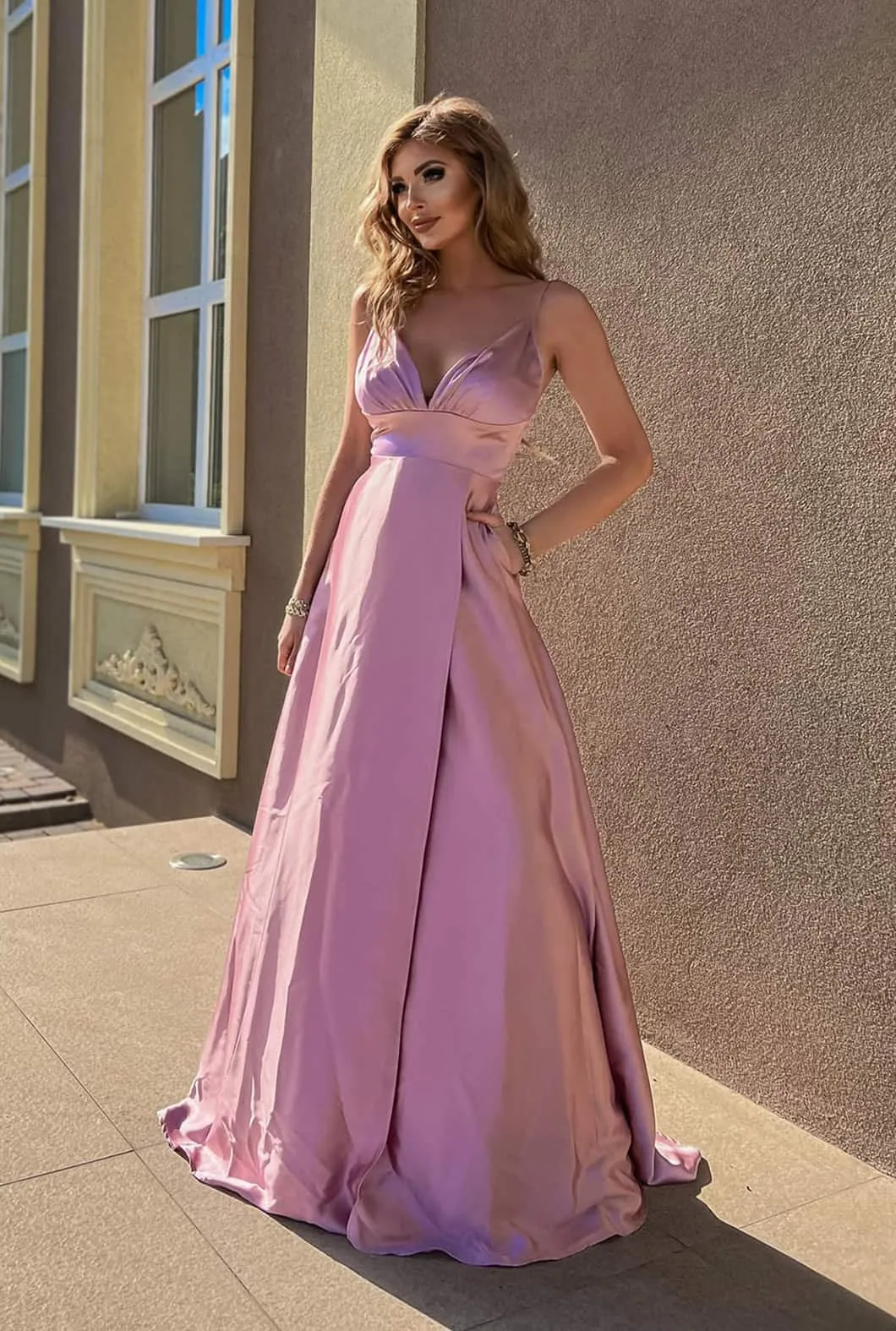 Elegante abito in raso con spacco