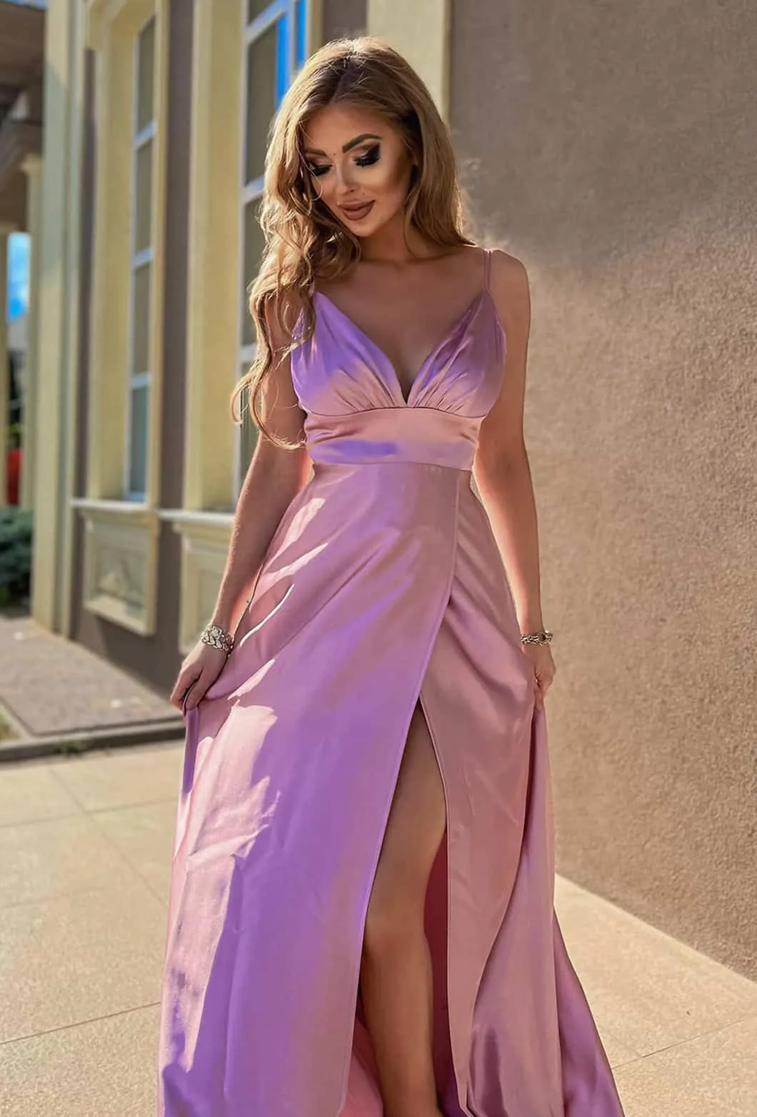 Elegante abito in raso con spacco