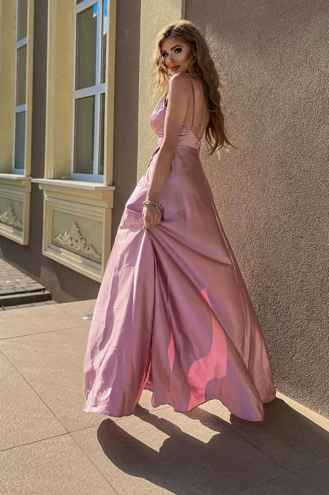 Elegante abito in raso con spacco