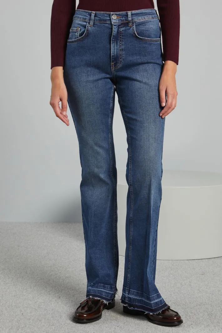 Jeans con fondo a taglio vivo