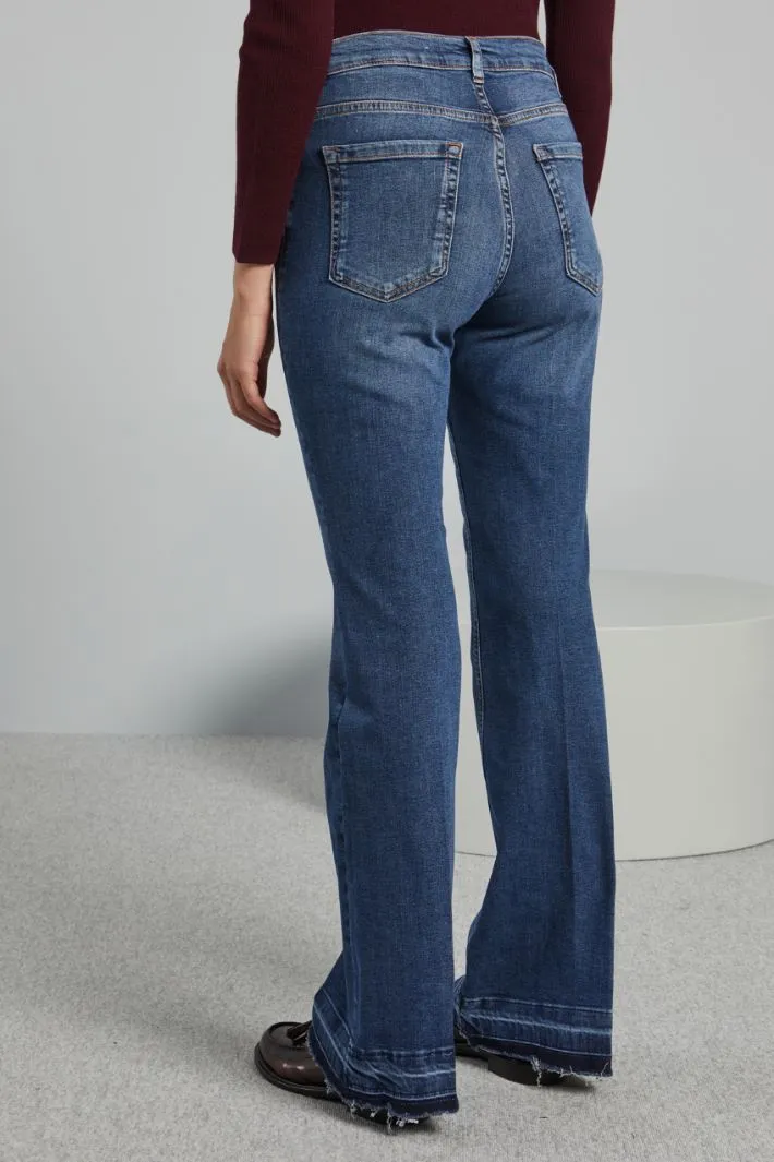 Jeans con fondo a taglio vivo