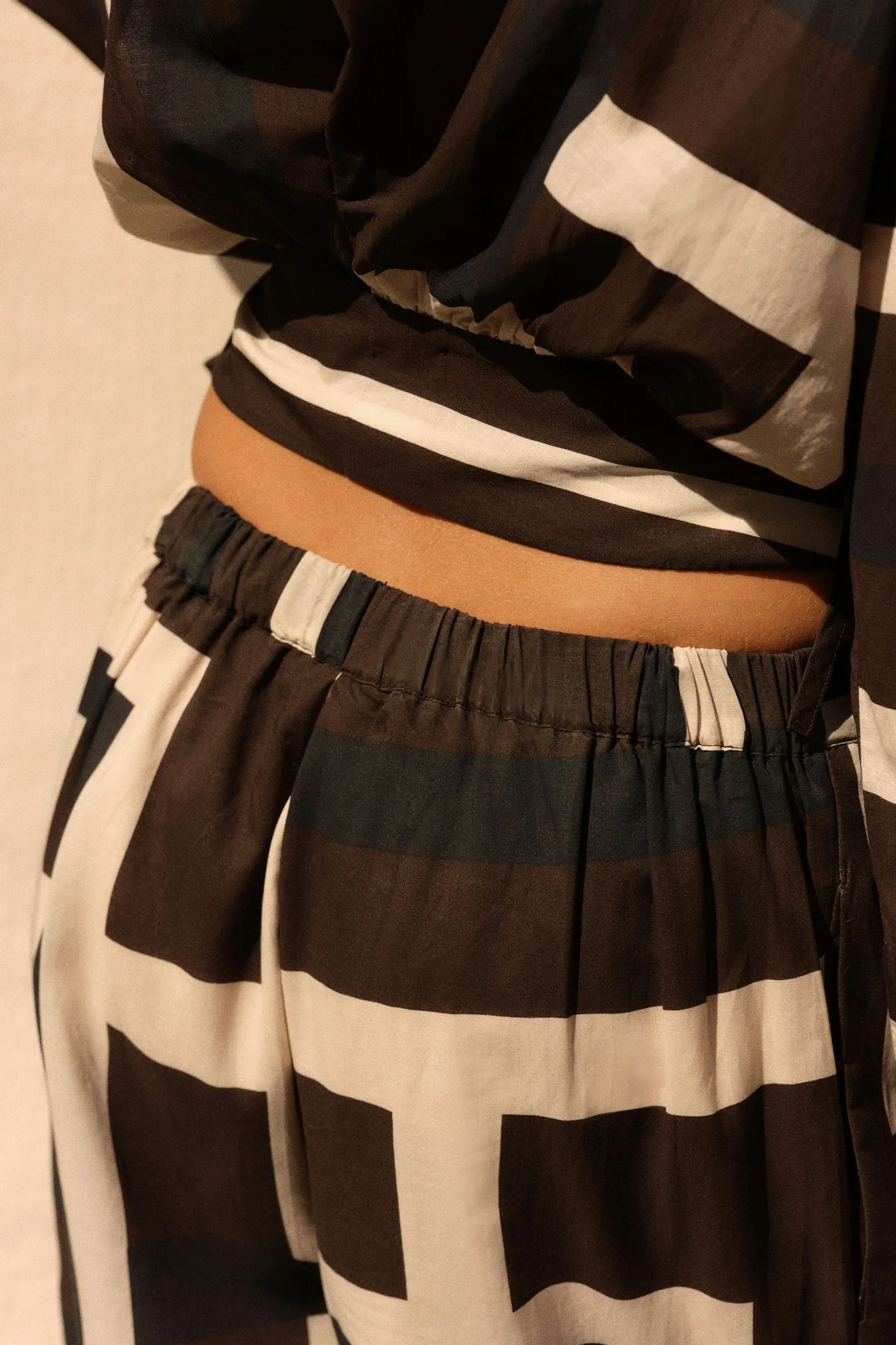 Marrone astratta  - Pantaloni mare a gamba larga in coordinato