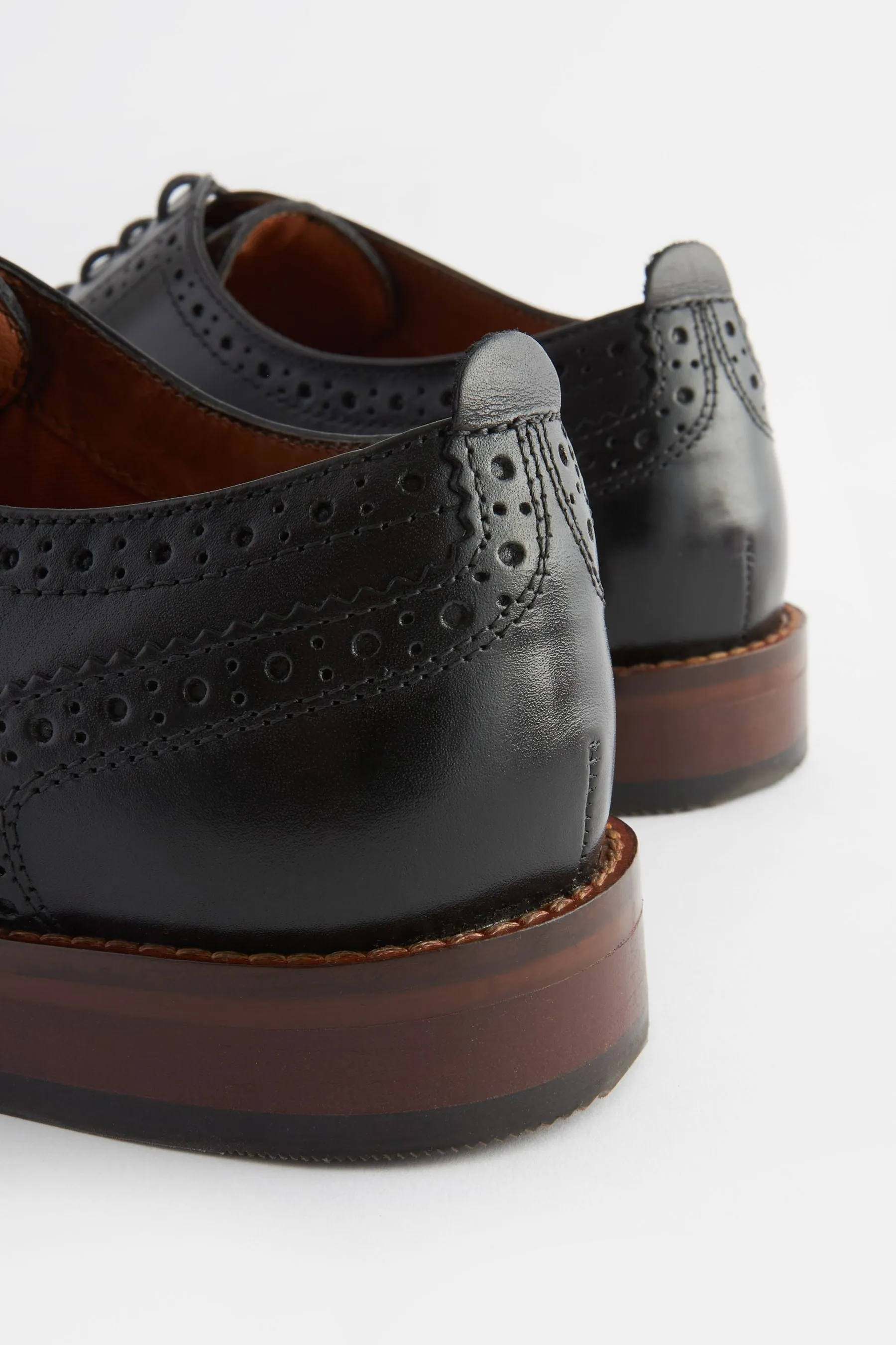 Scarpe brogue in pelle con suola a contrasto    