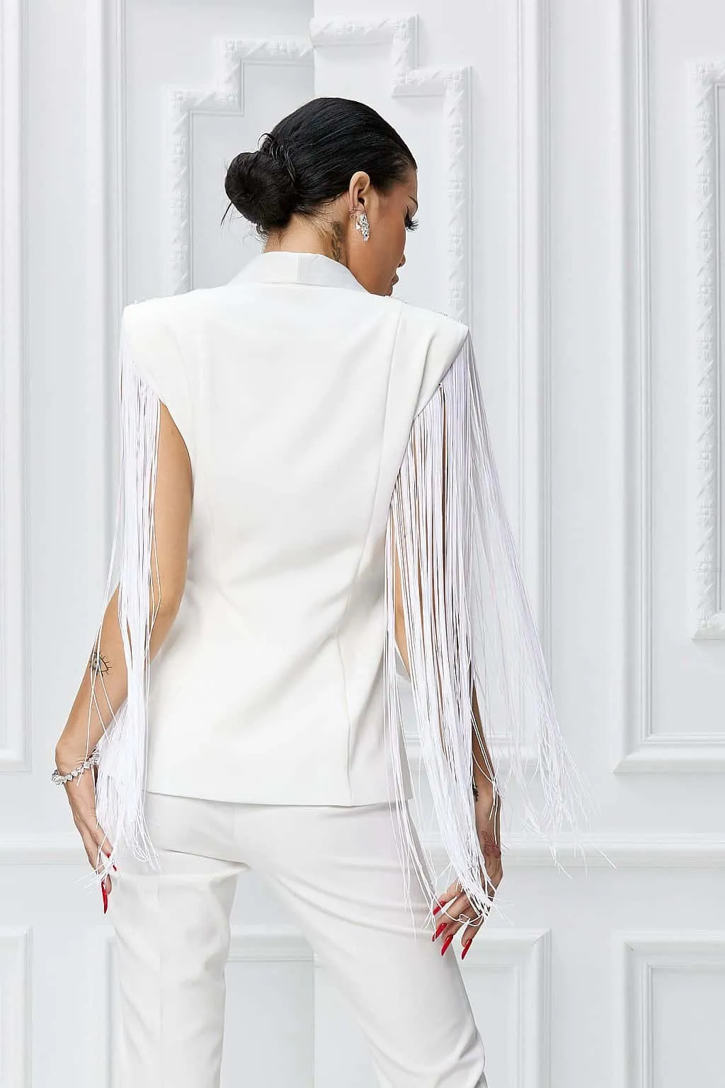 Tailleur con frange e perline decorative