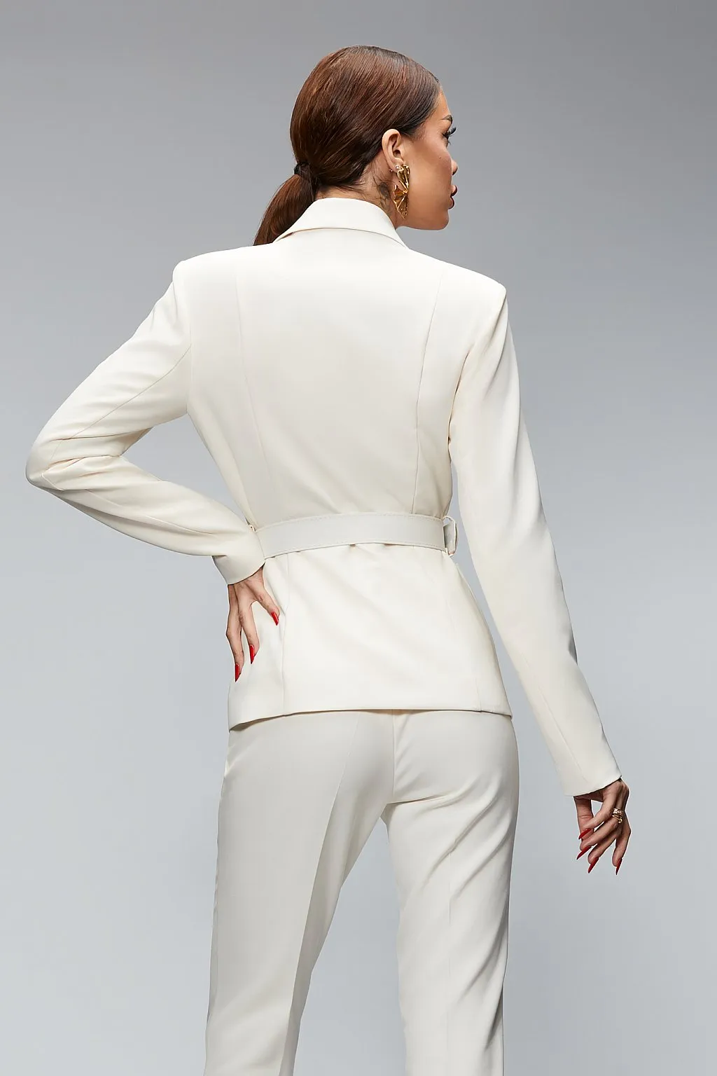 Tailleur giacca e pantaloni con bottoni gioiello