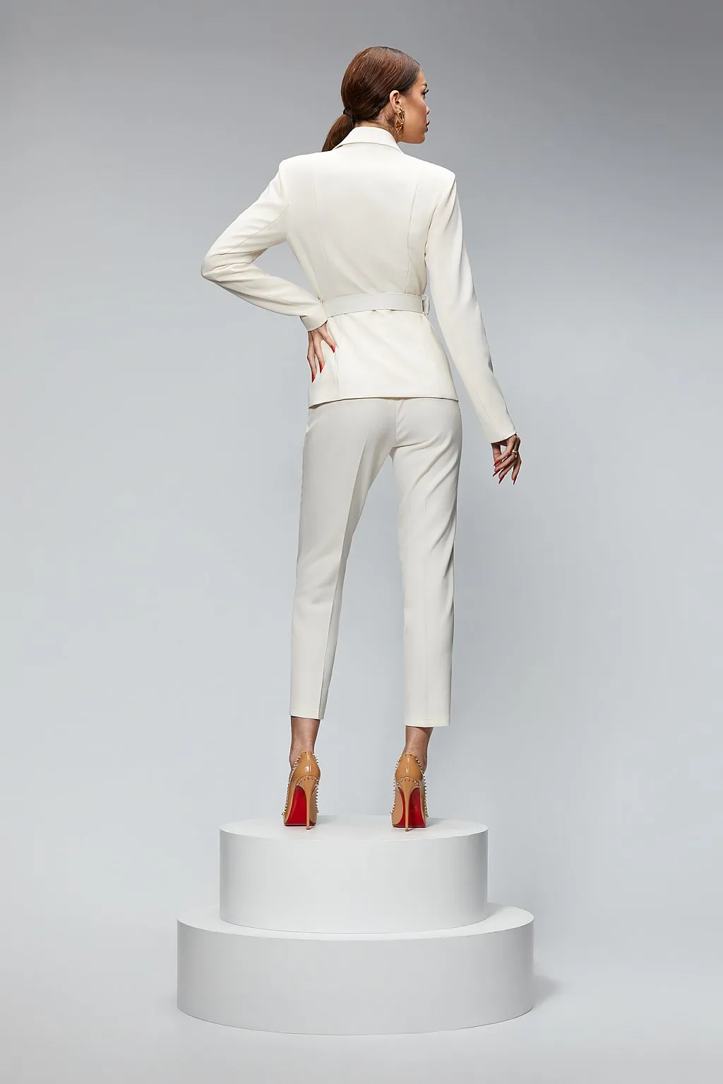 Tailleur giacca e pantaloni con bottoni gioiello