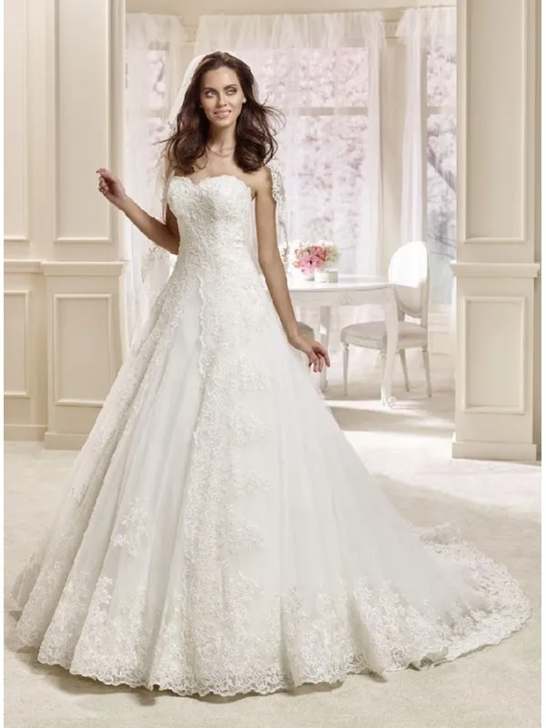 Vestito da Sposa in pizzo con scollatura a cuore elegante