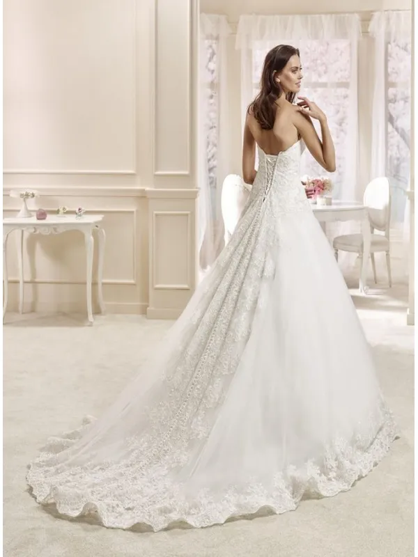 Vestito da Sposa in pizzo con scollatura a cuore elegante